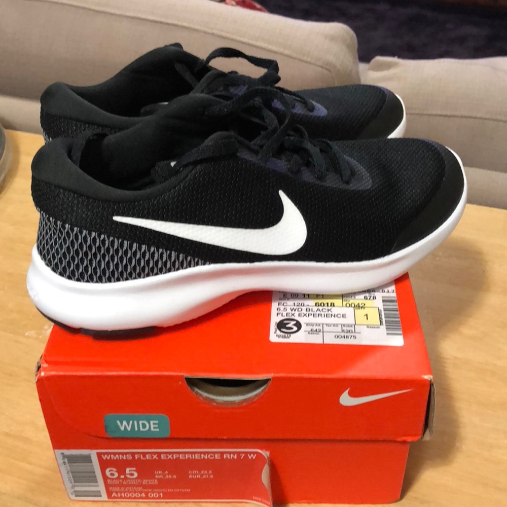 Woman’s Nike Sneakers 6.5 W